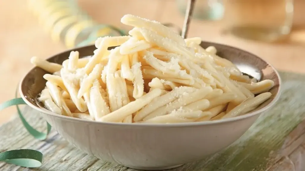 makarounes or skioufihta in a bowl